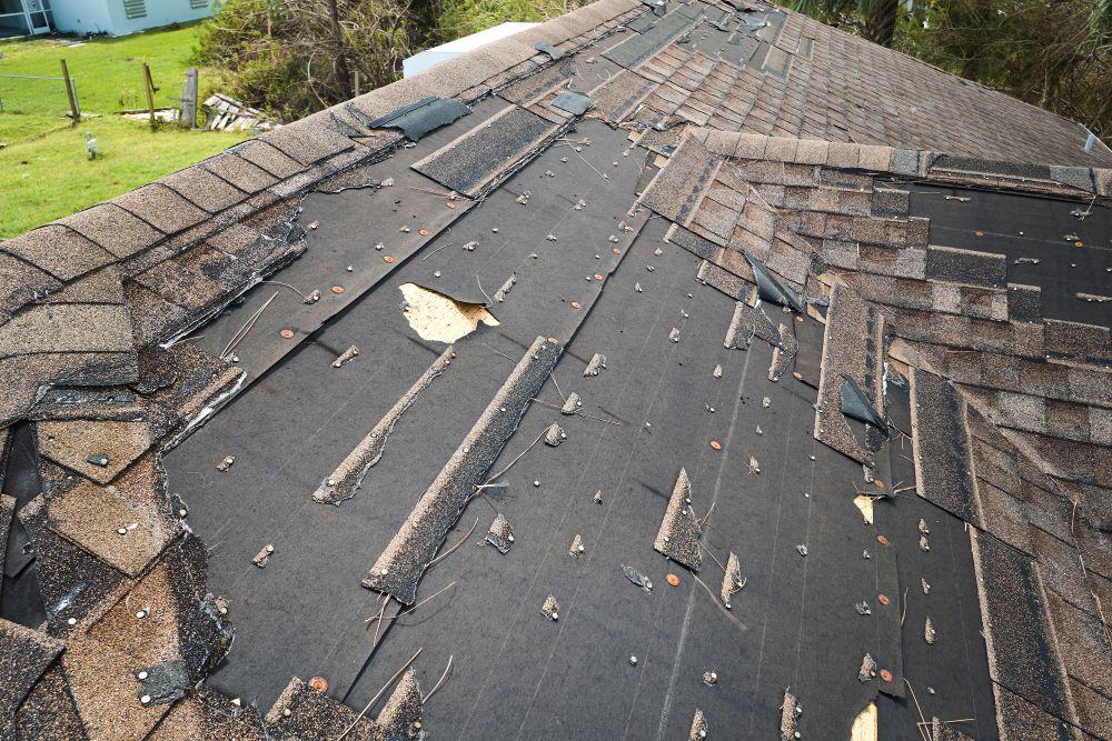 A roof of a house missing shingles